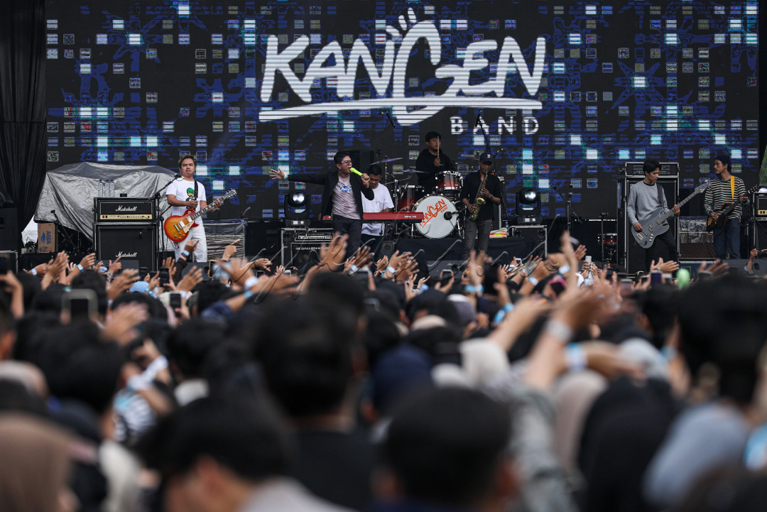 Penggemar Kangen Band berdatangan memadati area festival di hari pertama Soundsfest 2022 demi merasakan langsung atmosfer penampilan musisi idolanya.