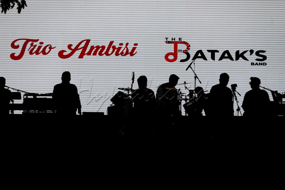 Aksi Trio Ambisi &amp; The Bataks Band tampil menyihir generasi Z dan Milenial yang hadir dalam festival musik tersebut.&nbsp;