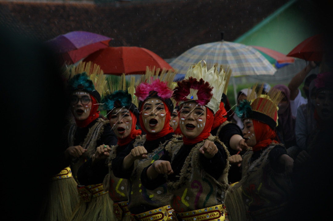 Indonesia memiliki banyak keindahan seperti alam, masyarakat dan budayanya. Kecantikan Wanita Indonesia sudah diakui dunia, apalah ketika sedang menarikan tarian kebudayaan setempat menambahkan nilai estetika sendirian bagi yang melihatnya.&nbsp;