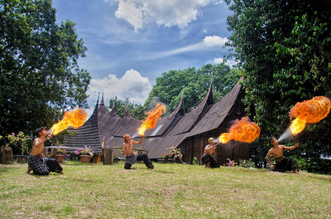 Silat tradisi merupakan seni beladiri asli indonesia yang telah di akui dunia<br />
Banyak kearifan lokal serta filosofis yang terkandung didalam seni beladiri ini<br />
Sebagai salah satu budaya asli bangsa seni tradisi ini harus kita lestarikan sebagai salah satu bentuk pewujudan dari menjaga 'kesaktian' Indonesia<br />
kita wajib bangga akan budaya ini karena dunai pun mengakui sebagai salah satu warisan tak benda asal Indonesia yang masih terjaga keaslian dan kelestrariannya
