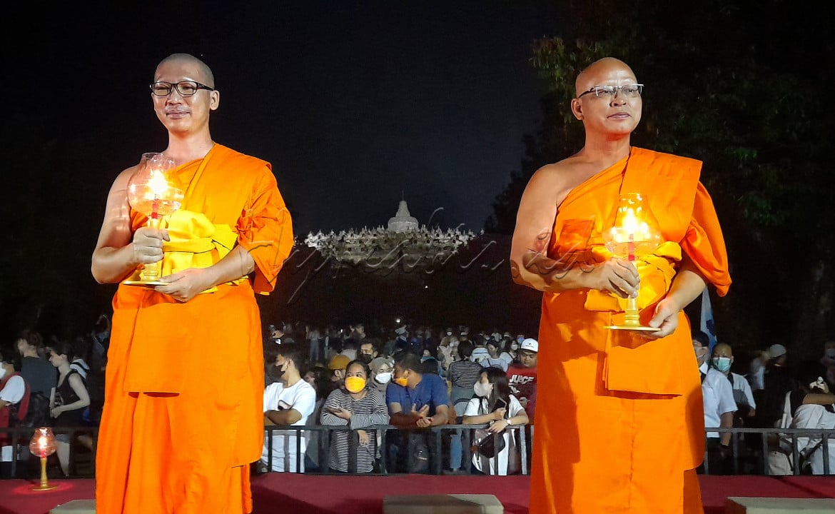 Perayaan Waisak yang diadakan di pelataran candi borobudur pada tahun lalu yang sangat meriah