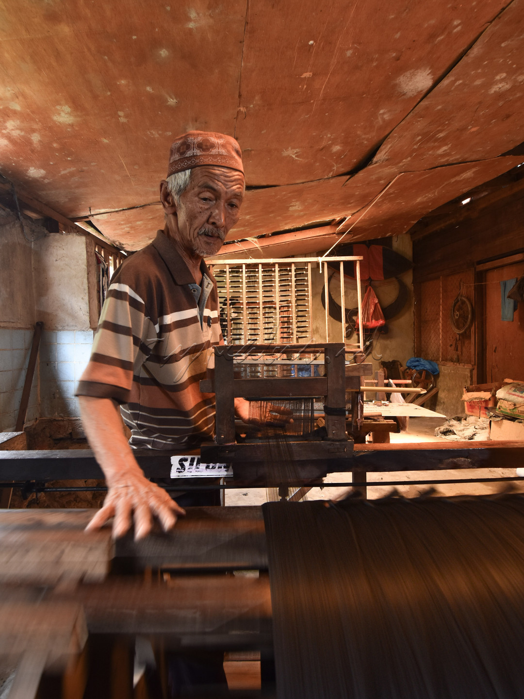 Di hari tua beliau, bapak ini tetap menajalankan semangat nya bekerja sebagai pekerja Maani, yaitu pemintalan benang untuk pekerja tenun kain,
