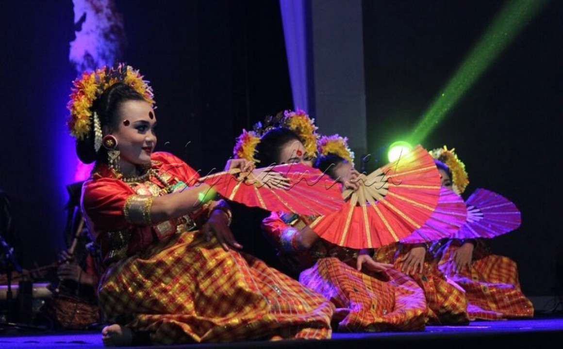 Tari Patuddu adalah salah satu tarian tradisional yang berasal dari&nbsp;Sulawesi Barat. Tarian ini biasanya dibawakan oleh para penari wanita dengan gerakannya yang lemah gemulai dan menggunakan kipas sebagai alat menarinya.