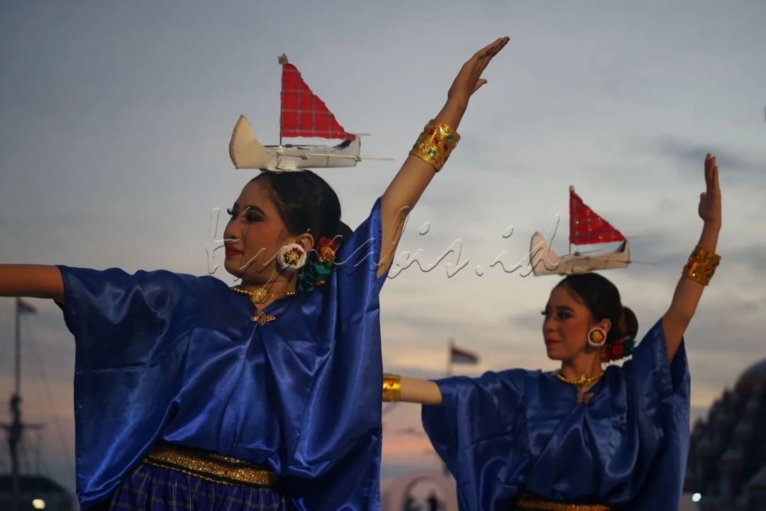 Pembuatan perahu sandeq tidak semata-mata dibuat begitu saja. Lahirnya&nbsp;<br />
perahu sandeq merupakan wujud dari pembacaan masyarakat suku Mandar&nbsp;<br />
terhadap alam yang disertai dengan pemahaman nilai-nilai luhur yang dipegang&nbsp;<br />
teguh dari masa ke masa. Nilai-nilai kebudayaan suku Mandar sangat erat dalam&nbsp;<br />
pembuatan perahu sandeq, sehingga ia bukan hanya sebagai alat melaut atau&nbsp;<br />
transportasi namun juga sebagai wujud kebudayaan dari suku Mandar itu sendiri.