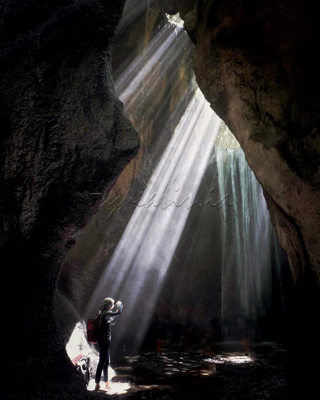 Kawasan karst Maros-Pangkep di Sulawesi Selatan menyimpan kisah yang&nbsp; indah. Ada gua dan artefak batu di lantai guanya, terkubur dalam tanah.