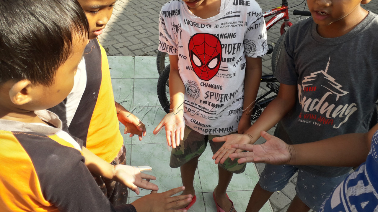 Hompimpa alaium gambreng<br />
.&nbsp;<br />
&nbsp; Berasal dari bahasa Sansekerta,&nbsp;Hompimpa artinya&nbsp;adalah dari Tuhan kembali ke Tuhan, alaikum gambreng sebagai ajakan untuk ayo/mari kita bermain dengan semangat. Selain itu dalam hal ini juga memiliki nilai tentang musyawarah dalam permainan anak-anak.