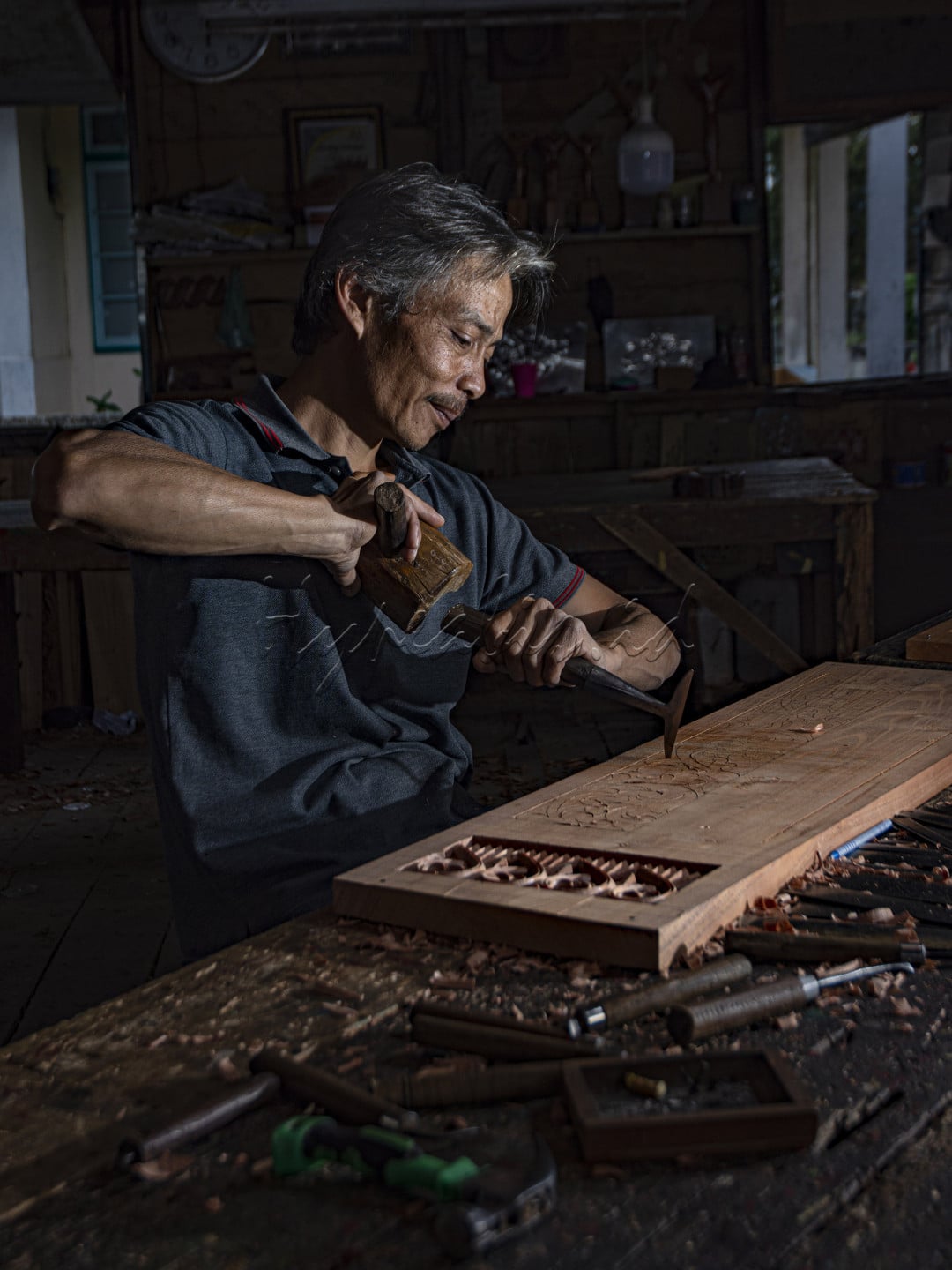 Seni ukir kayu ini terdapat di nagari pandai sikek kabupaten tanah datar Sumatera Barat, ukir kayu di sini sudah sangat terkenal dengan bagus dan halusnya, banyak permintaan dari konsumen sekitar maupun dari luar kota.Pekerjaan ukir kayu ini meningkatkan perekonomian bagi para pengrajinnya, yang umumnya adalah pemuda setempat.&nbsp;