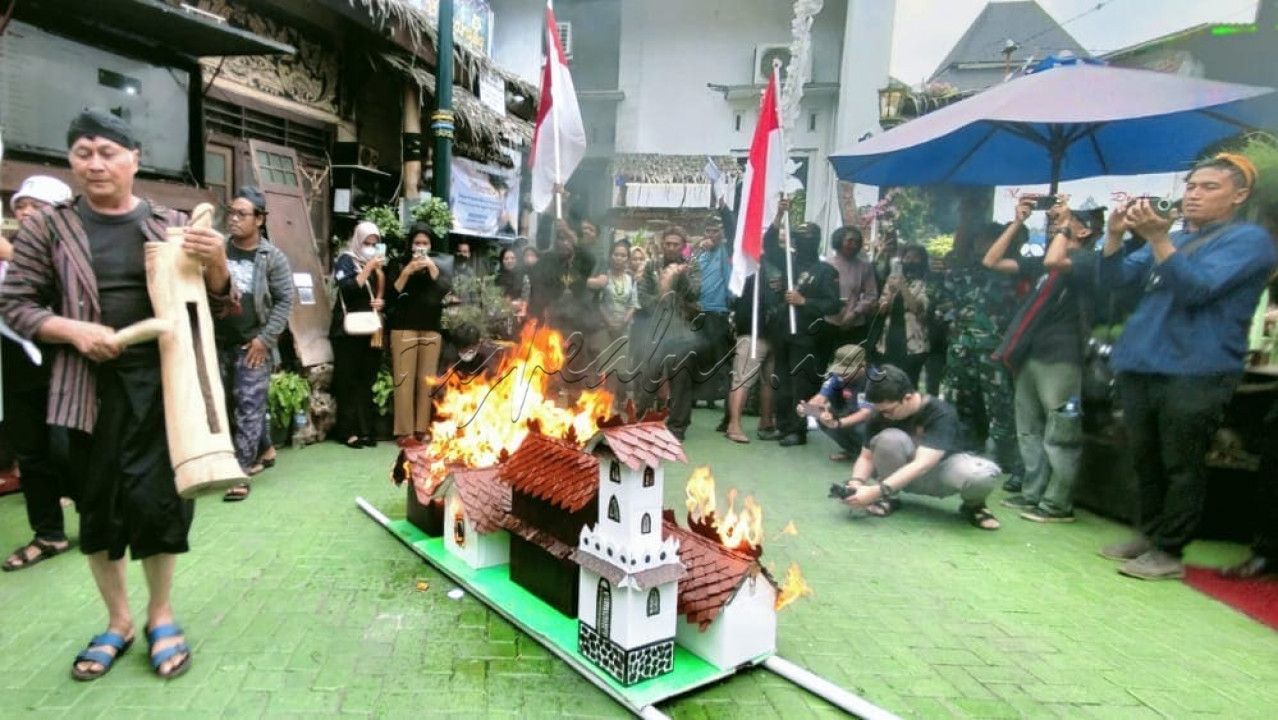Peringati 77 Tahun Tragedi Pembakaran Kampung Batik Semarang Oleh Tentara Jepang
<div>&nbsp;</div>

<div>Kampung Batik yang berlokasi di kawasan Rejomulyo Kota Semarang Timur, merupakan salah satu destinasi wisata. Kampung tersebut telah bersolek warna warni. Kampung Batik ini pernah mengisahkan pilu. Karena telah dibakar oleh penjajahan tentara Jepang.</div>

<div>&nbsp;</div>

<div>Dari peristiwa tersebut, warga setempat juga melakukan teatrikal peperangan melawan penjajahan Jepang, Sabtu (15/10/22).</div>

<div>Acara ini merupakan rangkaian kegiatan peringatan pertempuran lima hari di Kota Semarang, yang terjadi pada 15-19 Oktober 1945.</div>

<div>&nbsp;</div>

<div>#BisnisIndonesiaFoto #hypeabisid #lombafotonusantarasakti</div>
