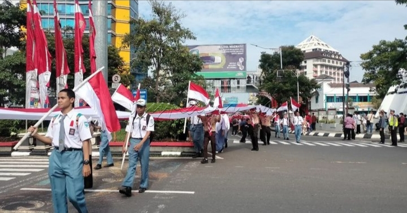 Nama : Nur Indah Fatjriati
<div>Judul: Seni Budaya</div>

<div>&nbsp;</div>

<div>Hari Pahlawan, Pemerintah Provinsi Jawa Tengah gelar upacara di Lapangan Pancasila Semarang &amp;kirab 1001 meter merah putih (10/11/2022)</div>

<div>kirab merah putih yang dari balai kota hingga lapangan Simpang Lima, Kirap merah putih harmoni bangkit , dengan mengibarkan Bendera merah putih sepanjang 1001 meter dan bendera Majapahit.</div>

<div>Harmoni Nusantara Bangkit, Jawa Tengah Mengukir Sejarah &amp; Upacara peringatan Hari Pahlawan giat di ikuti Lk 10.000 orang,</div>

<div>&nbsp;</div>

<div>7000 pelajar membawa Panji Panji merah putih</div>

<div>&nbsp;</div>

<div>#lombafotonusantarasakti #BisnisIndonesiaFoto&nbsp;</div>

<div>#hypeabisid</div>
