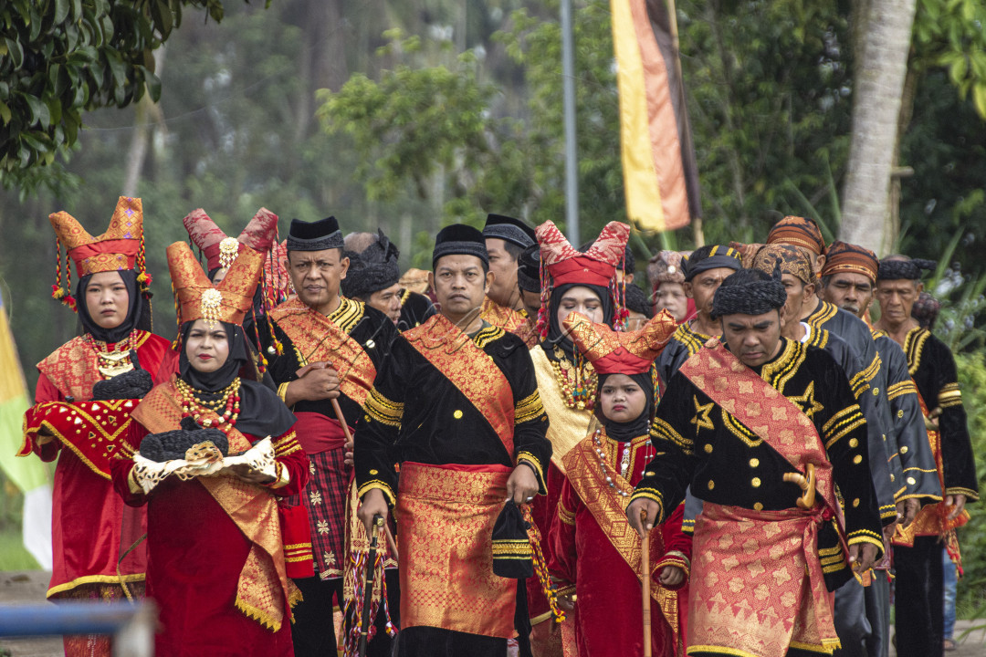 Batagak pangulu atau batagak penghulu merupakan upacara adat&nbsp;Minangkabau&nbsp;dalam rangka meresmikan seseorang menjadi penghulu. Dalam hal ini pengangkatan atau peresmian penghulu tidak dapat dilakukan oleh keluarga yang bersangkutan saja. Peresmian haruslah berpedoman kepada petitih adat &ldquo;maangkek rajo, sakato alam, maangkek penghulu sakato kaum&rdquo;. Tata tertib meresmikan penghulu dimulai dari rapat atau mufakat kaum, kemudian dibawa kehalaman yang artinya dibawa masalahnya ke dalam kampung lalu diangkat ke tingkat suku dan akhirnya di bawa dalam&nbsp;Kerapatan Adat Nagari&nbsp;(KAN). Yang berhak memasangkan deta panghulu (tutup kepala kebesaran penghulu) yang baru diangkat ialah pucuk adat.<br />
Pengangkatan penghulu dapat juga dilakukan dengan pedoman&nbsp;iduik bakarilaan, mati batungkek mati&nbsp;artinya, jika seseorang penghulu sudah tidak mampu lagi menjalankan tugasnya, mungkin karena kesibukan lain/mungkin karena kesehatan tidak mengizinkan/mungkin karena bekerja di rantau dan sebagainya, maka dia boleh menyerahkan jabatan itu kepada calon penggantinya. Biasanya calon pengganti itu ialah kemenakannya (putra saudara perempuannya) yang sudah dewasa.<br />
secara umum Batagak pangulu bukan agenda rutin yang memiliki waktu tertentu melainkan bersifat kondisional dan fleksibel sesuai kebutuhan atau situasi masyarakat yang dinamis sehingga upacara Batagak pangulu hanya akan dilaksanakan apabila seorang penghulu adat sudah layak di ganti.