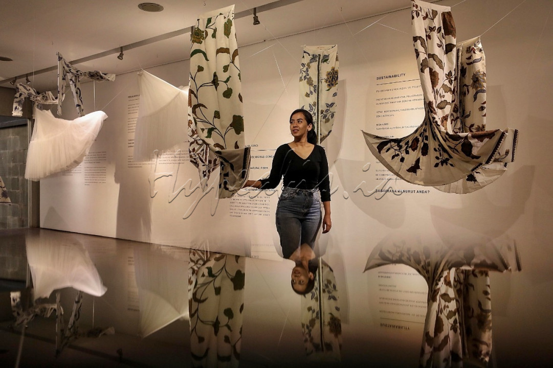 Pengunjung mengamati instalasi seni Lorong Waktu di Dia.Lo.Gue Artspace, Jakarta. <!--/data/user/0/com.samsung.android.app.notes/files/clipdata/clipdata_bodytext_221120_233250_074.sdocx-->