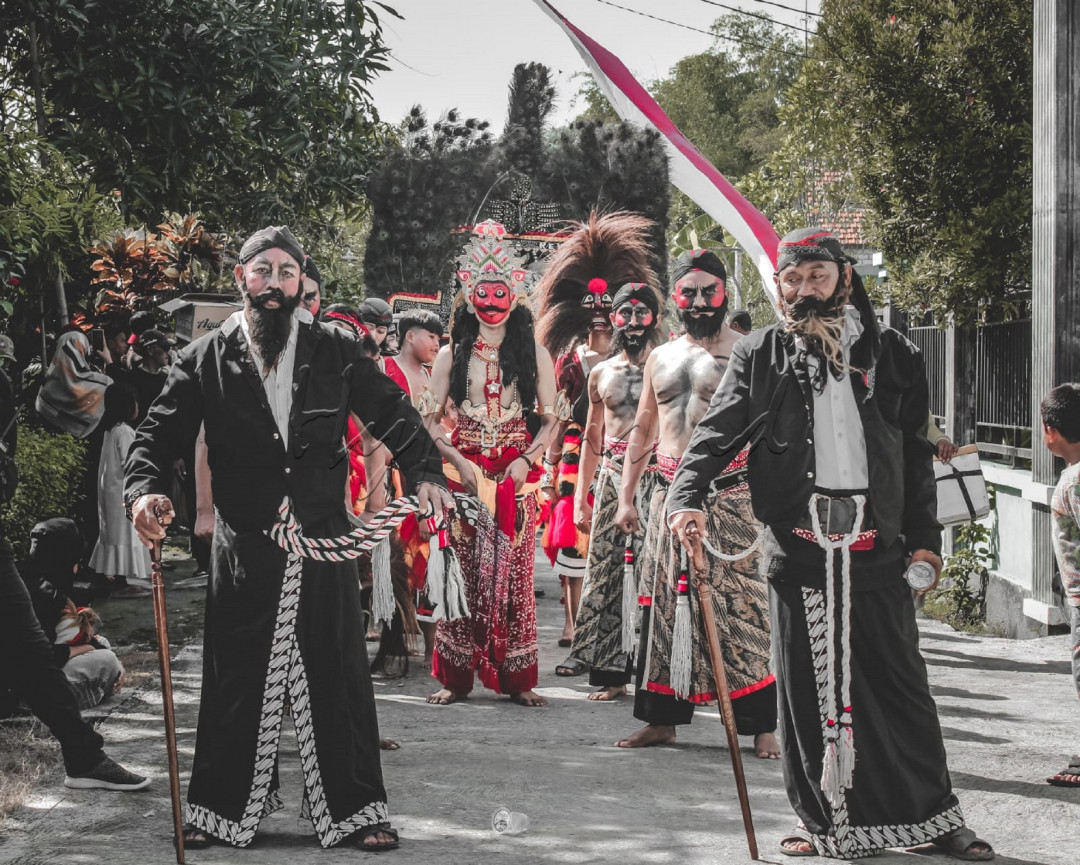 Penampilan grup reog singo yudho budoyo saat perayaan 17 Agustus tahun 2022 di desa Sungegeneng. Grup reog ini adalah kesenian lokal dari desa Sungegeng. Terdiri dari pemain dadak merak, bujang ganong, jathilan, warok, raja kelana dan pemain gamelan.