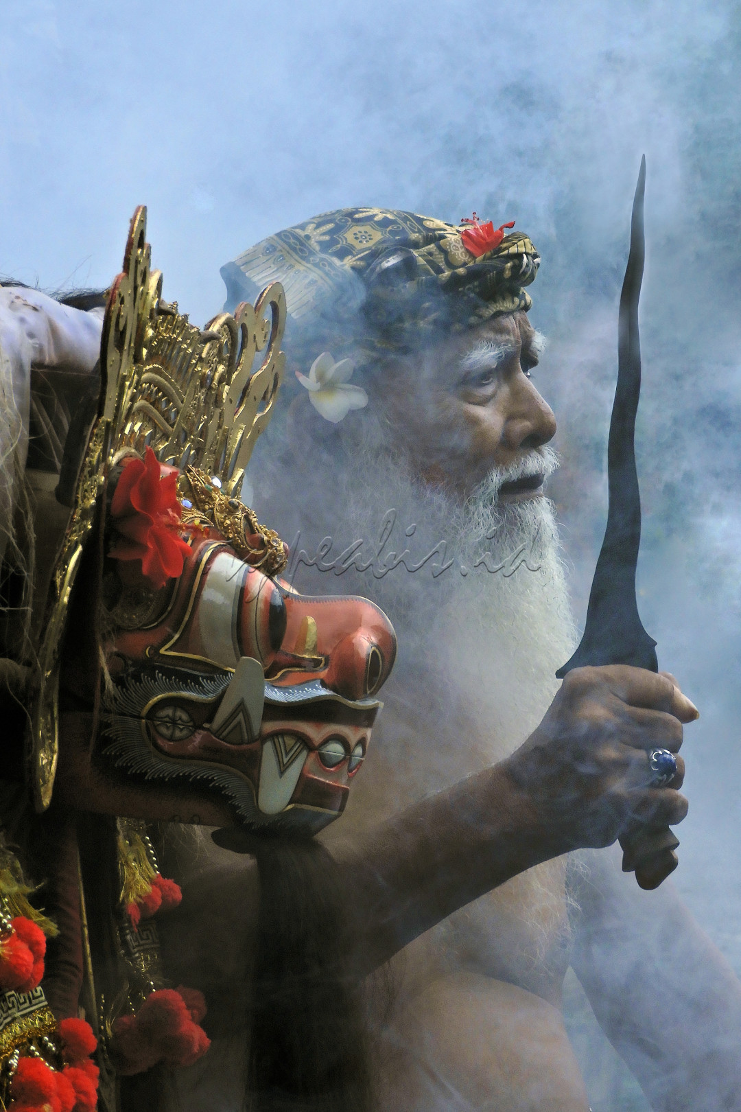 Bali selalu saja berada di jajaran terdepan dalam urusan melestarikan seni peninggalan para leluhur. Jika di daerah lainnya yang bisa ditemui adalah jejak-jejak peninggalan para leluhur, plus beberapa kesenian yang masih berusaha dipertahankan dan dilestarikan, maka di Bali seni, adat dan budaya peninggalan para leluhur masih lestari dalam aktivitas keseharian masyarakatnya di seantero Bali.<br />
<br />
Tari Barong (termasuk juga para penarinya) adalah salah satu legenda yang hingga hari ini bisa ditemui dalam kehidupan sehari-hari di tengah hiruk-pikuknya abad teknologi.<br />
<br />
Bagi yang pernah dan sering datang ke Bali, rasanya selalu saja ada kesenian maupun kearifan lokal lainnya yang masih belum sempat dilihat secara langsung. Dan kunjungan ke Bali senantiasa berisikan agenda-agenda baru hunting seni budaya yang belum sempat berjumpa secara nyata.
