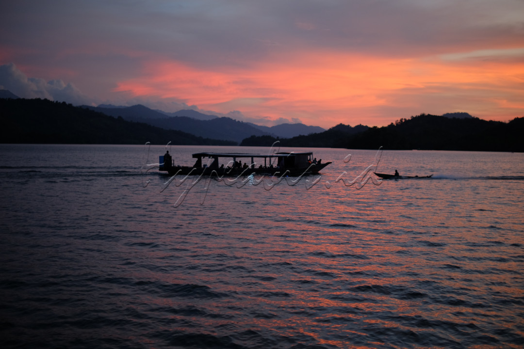 Hilir mudik nelayan dan pemancing sore hari di danau riam kanan