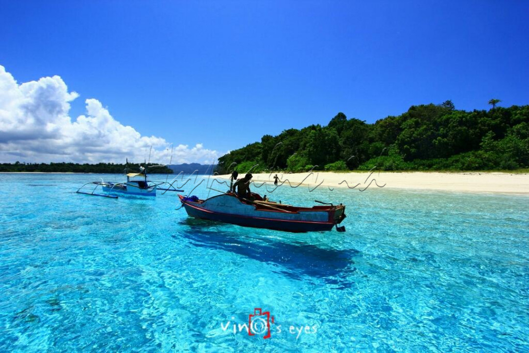 Sara island....dengan menggunakan speed kurang lebih 15 menit kita dapat mengunjungi pulau yang tidak berpenghuni. Pasir putihnya yang halus dan lembut, airny<br />
a&nbsp;yang jernih dan pemandangannya yang luar biasa. Salah satu tempat wisata yang wajib disambangi bila berkunjung ke melonguane talaud.