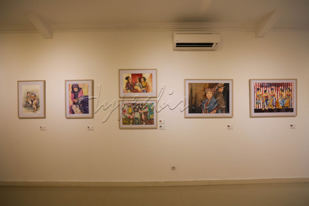 Menurut kurator pameran Efix Mulyadi tema Wonderful Indonesia berhasil membuat para peserta menonjolkan identitasnya masing-masing dengan mengungkapkan pesona Indonesia lewat karakter yang berbeda-beda. Sejumlah karya memang mengangkat obyek-obyek yang khas seperti pura, wayang, hewan endemik, dan Borobudur, namun jika kita melihat lebih seksama akan muncul pengungkapan yang berbeda-beda sehingga membuat keseluruhan karya terpilih sangatlah kaya.