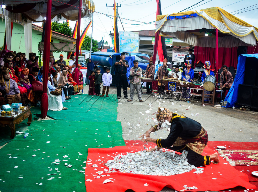 Tari Piriang Rantak Sapinggang - Barolek Godang Koto Nan Ompek, Payakumbuh - Sumatera Barat<br />
.<br />
.<br />
on frame!<br />
.<br />
.<br />
@bisnisindonesiafoto @hypeabisid&nbsp;<br />
.<br />
#LombaFotoNusantaraSakti #BisnisIndonesiaFoto #Hypeabisid