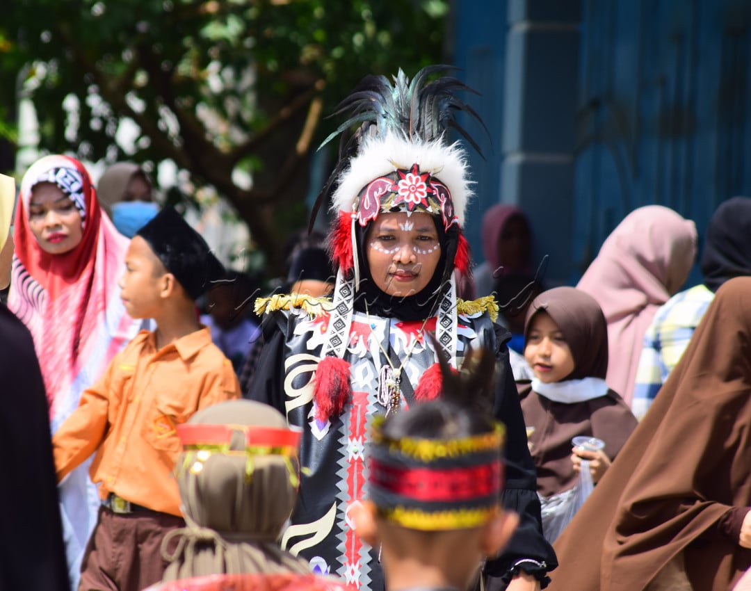 Baju kurung merupakan baju atasan wanita Papua dan Papua Barat yang sebenarnya sudah mendapat pengaruh dari budaya luar. Sehingga baju kurung ini bisa dikatakan sebagai&nbsp;baju adat Papua modern.<br />
Selain itu, baju kurung hanya dapat digunakan oleh masyarakat Papua dan Papua Barat yang menetap di daerah sekitar kota Manokwari.