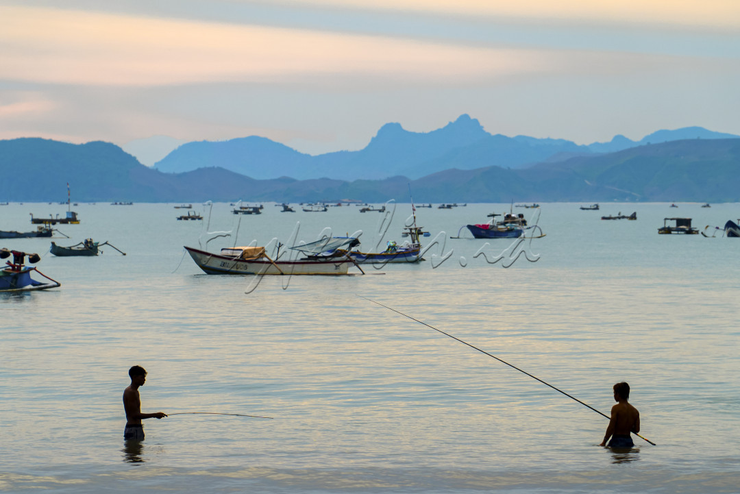 Nelayan yang tinggal di wilayah Pesisir pantai Selong Belanak Lombok dengan mata pencaharian utama mereka adalah memanfaatkan sumberdaya alam yang terdapat di lautan baik berupa ikan, udang, rumput laut, dan kekayaan laut lainnya. Pendapatan dari hasil melaut merupakan sumber pemasukan ekonomi utama bagi nelayan di tempat ini.<br />
Besar kecilnya pendapatan mereka akan sangat mempengaruhi kemampuan nya dalam mengelola lingkungan rumah tempat tinggal dan hidup mereka.