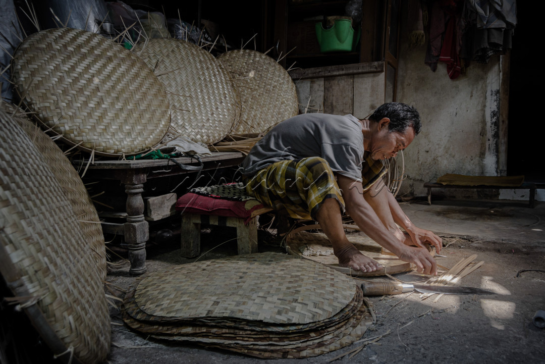 Tampah&nbsp;adalah alat tradisional yang terbuat dari anyaman bambu, bentuknya bundar dengan diameter antara 50 &ndash; 60 cm dan bagian tepi diberi lapisan irisan bambu, bagian dalam lebar sekitar 6 cm dan bagian luar lebarnya sekitar 2 cm, dibuat melingkar dalam posisi tegak untuk menandai ketinggian&nbsp;tampah&nbsp;itu sendiri.