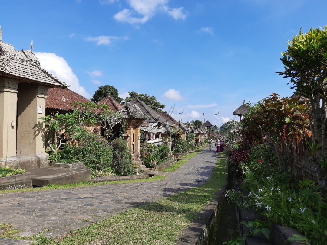 ????Desa Penglipuran Bali.<br />
???? Juni 2021<br />
<br />
Masyarakat Desa Wisata Penglipuran menganut agama Hindu, menjunjung tinggi adat istiadat, nilai gotong royong ,kekeluargaan, kearifan lokal yang berlandaskan konsep Tri Hitha Karana.<br />
(sumber : https://jadesta.kemenparekraf.go.id/desa/penglipuran)<br />
<br />
#lombafotobisnisindonesia&nbsp;#hypeabisid&nbsp;#bisnisindonesiafoto