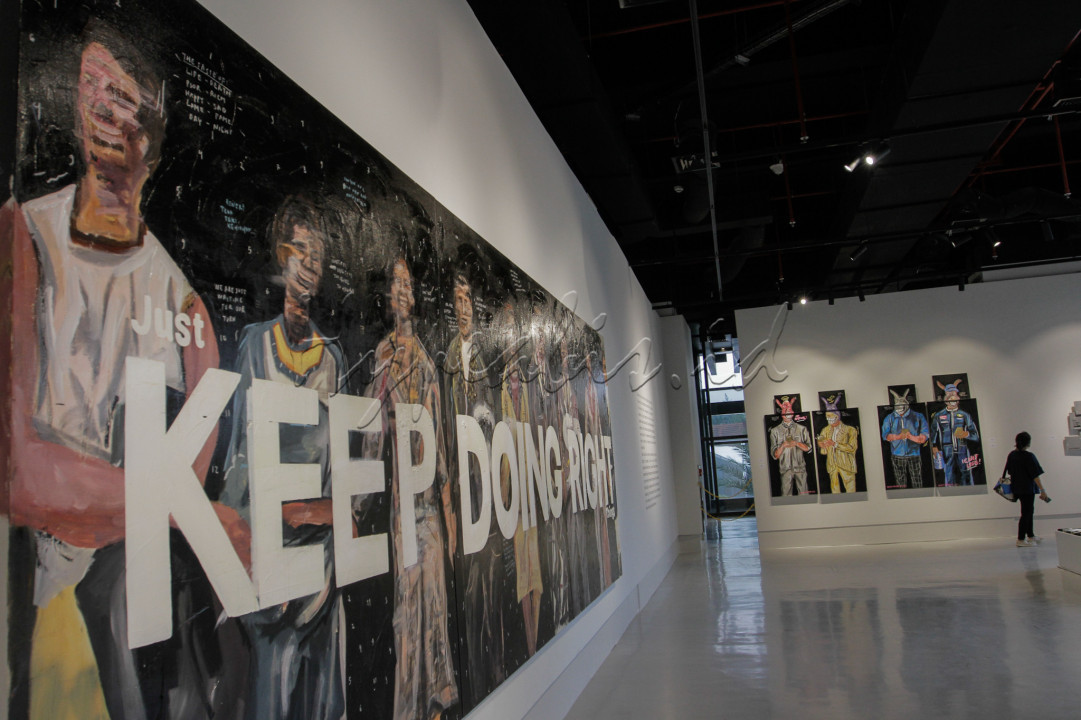 Pengunjung melihat karya seniman Naufal Abshar di pameran Flash, Pow, Bham! di Jakarta.