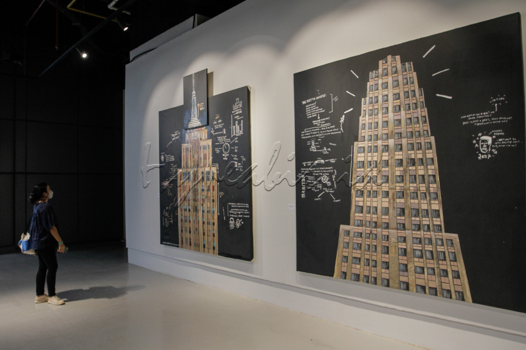 Selama periode pameran, akan berlangsung juga beberapa kegiatan untuk publik yang diadakan setiap akhir pekan, di antaranya live studio, screening short documentary, dan&nbsp;artist talk,&nbsp;gallery tourdengan publik figur, serta&nbsp;drawing session bersama seniman.