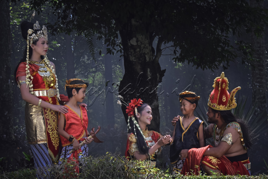 <div>Kerajaan Singasari didirikan oleh Ken Arok atau sering ditulis sebagai Ken Angrok pada 1222 masehi. Ken Arok memerintah sebagai raja pertama Kerajaan Singasari atau Kerajaan Tumapel dengan gelar Sri Rajasa Bathara Sang Amurwabhumi. Masa pemerintahannya tergolong singkat, yakni selama lima tahun, karena Ken Arok tewas dibunuh pada 1227 masehi.</div>

<div>&nbsp;</div>

<div>Ken Arok merupakan sosok yang berasal dari kalangan sederhana tetapi kemudian berhasil menjadi penguasa paling kuat di Jawa.</div>

<div>&nbsp;</div>

<div>Kisah hidupnya sangat terkenal karena diwarnai dengan petualangan, pengkhianatan, dan tragedi.</div>

<div>&nbsp;</div>

<div>Sumber tentang Kerajaan Singasari dan Ken Arok dapat diketahui dari Kitab Pararaton dan Negarakertagama.</div>