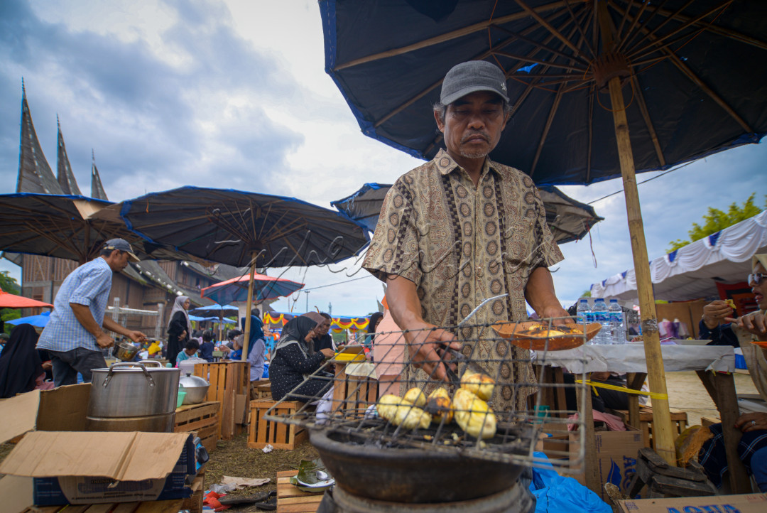 Penjual pisang apik di tempat wisata istana basa pagaruyuang sumatra barat