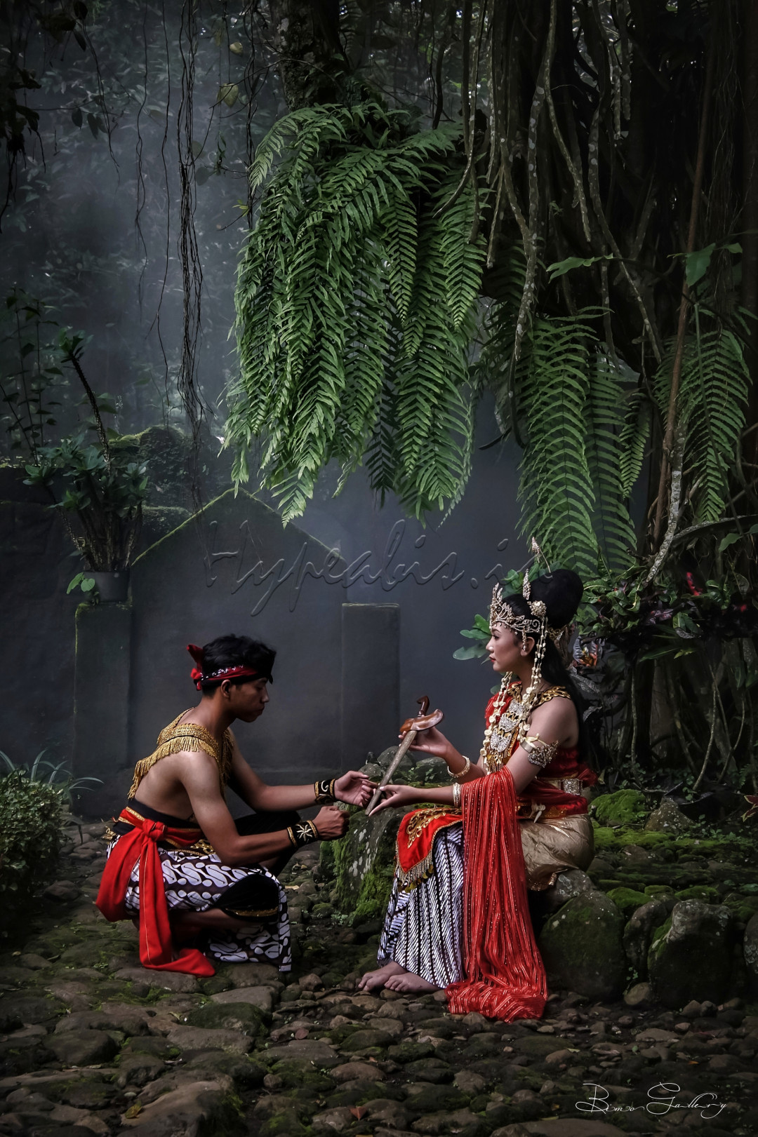 Ken Dedes<br />
Ken Dedes adalah permaisuri Ken Angrok, pendiri Kerajaan Tumapel (Singhasari).<br />
Dikisahkan bahwa Ken Dedes sangat cantik sehingga setiap laki-laki yang bertemu dengannya akan jatuh cinta pada pandangan pertama.<br />
Menurut kitab Pararaton, Ken Dedes adalah putri pendeta Budha aliran Mahayana bernama Empu Purwa.<br />
Dalam bingkai foto di kisahkan Anusapati &nbsp;putra Ken Dedes dengan Tunggul Ametung, mendapat penjelasan bahwasanya dia (Anusapati) bukan anaknya Ken Angrok &nbsp;melainkan putra Tunggul Ametung &nbsp;dan menjelaskan juga bahwasanya yang membunuh ayahnya adalah Ken Angrok.Setelah &nbsp;mendapat penjelasan Ken Dedes menyerahkan keris yang dipakai untuk membunuh Tunggul Ametung kepada Anusapati, Untuk membalas dendam kematian &nbsp;ayahnya Tunggul Ametung.