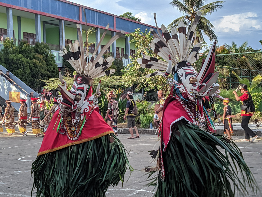 Tari hudoq adalah tarian khas suku dayak yang berasal dari kalimantan.<br />
Menurut kepercayaan tradisional orang dayak Bahau, Hudoq adalah perlambang turunnya Para Dewa Dari Apau Lagaan (Apo Lagaan) yang di utus oleh Asung Luhung Inai Ayaq untuk memberikan kesuburan dan kemakmuran bagi masyarakat di Bumi. Dalam festival tersebut Hudoq dilambangkan oleh penari yang mengenakan topeng yang mewakili hama dan rompi yang terbuat dari pinang atau kulit kayu pohon pisang. Tarian selesai ketika dua manusia Hudoq keluar dan mengejar Hudoq hama. Durasi tari adalah 1-5 jam.<br />
<br />
Menurut tradisi, festival hudoq diadakan setiap selesai menugal (menanam padi) di ladang September-Oktober setiap tahun. Maknanya, memohon berkat Tuhan agar padi yang ditanam nanti menghasilkan bulir yang berlipat-lipat hingga membawa kemakmuran bagi masyarakat.<br />
<br />
Secara turun-temurun, festival itu digelar berpindah-pindah dari desa ke desa lain setiap tahun.