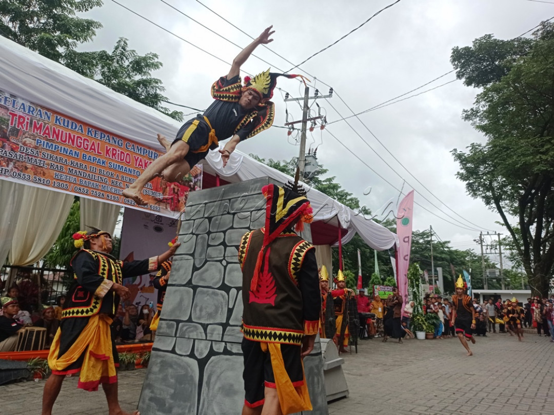 Lompat Batu Nias<br />
<br />
Tradisi ini merupakan satu diantara budaya Indonesia yang sudah mendunia dan dikenal banyak orang. Tradisi yang hanya dilakukan oleh laki-laki suku Nias dengan cara melompati tumpukan batu setinggi 2 meter, untuk menunjukkan bahwa mereka sudah pantas dianggap dewasa secara fisik. Lompat batu biasanya ditampilkan sebagai acara adat dan menjadi pertunjukkan menarik khususnya bagi para wisatawan yang datang ke Pulau Nias.