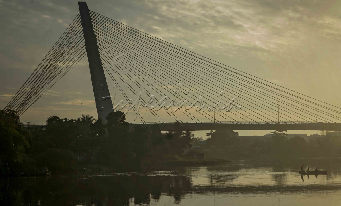 Sungai Siak merupakan saksi bisu tumbuhnya kawasan Kota Pekanbaru dan Siak.<br />
Sejumlah jembatan dibangun untuk bisa melintasi Sugai Siak ini. Hingga kini di Kota Pekanbaru, ada empat jembatan yang dibangun untuk melintasi sungai ini. Sungai siak juga banyak memberi rezeki bagi masyarakat sekitar.&nbsp;