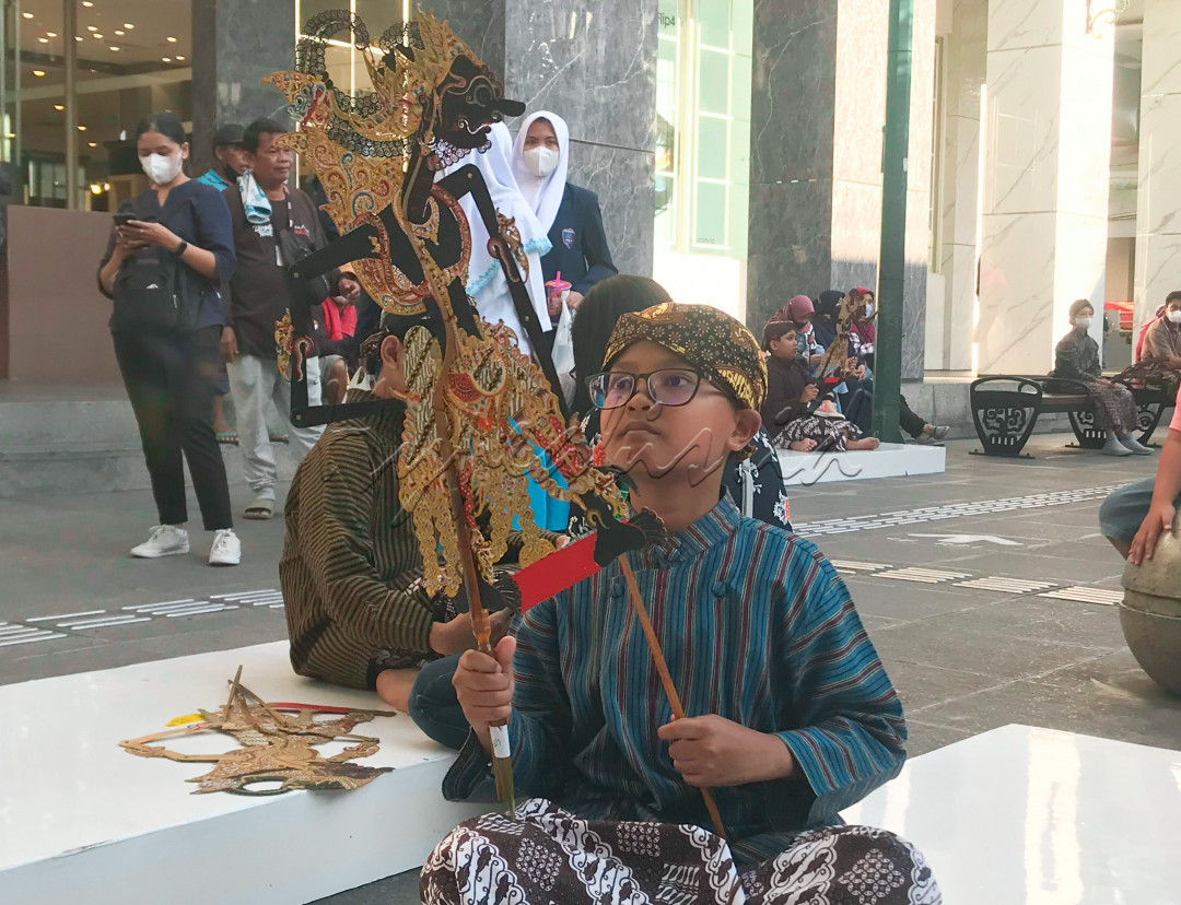 Dalang cilik tersebut memakai pakaian adat dan memainkan wayang yang dikemas dalam sebuah flashmob.<br />
<br />
Rumaket dengan tajuk Malioboro 1000 kelir juga menjadi sarana pelestarian budaya. Upaya pelestarian harus dikemas menarik, sehingga masyarakat tertarik, khususnya anak-anak lebih tertarik lagi masuk ke seni perdalangan wayang dan dikemas secara modern agar lebih dekat dengan generasi muda untuk mencintai kebudayaan.&nbsp;<br />
<br />
&nbsp;