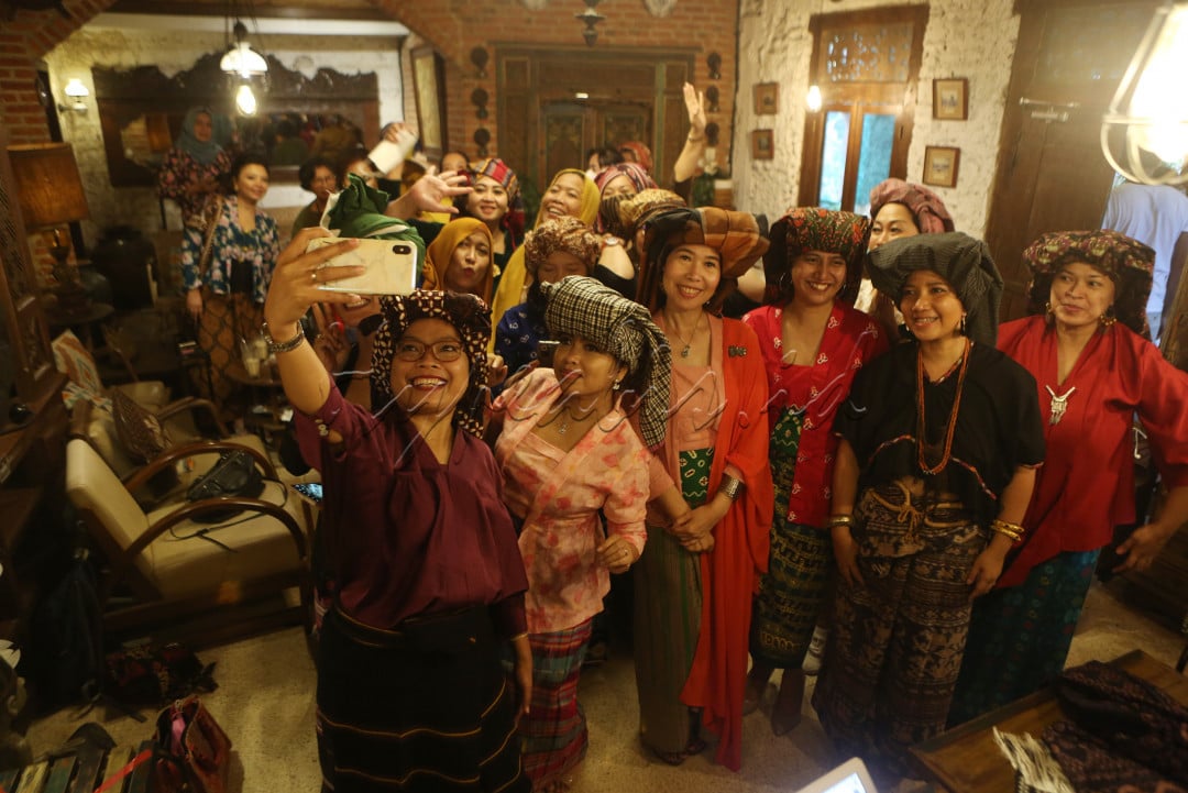 <br />
Kuluk.&nbsp;<br />
Perempuan lintas profesi, lintas agama, berswa foto usai mempraktekan memakai penutup kepala nusantara atau yg disebut Kuluk atau Tengkuluk di sebuah kafe di pinggiran Jakarta. Bangsa Indonesia telah mengenal&nbsp;penutup kepala&nbsp;sejak berabad lampau. Pentup kepala bagi laki-laki dan&nbsp;perempuan&nbsp;yang dikenakan dalam keseharian hingga menjadi identitas tradisional dan kehormatan. Terutama bagi perempuan, penutup kepala dalam kebudayaan masyarakat Nusantara memiliki ragam bentuk dan nama serta cara pemakaiannya.&nbsp;