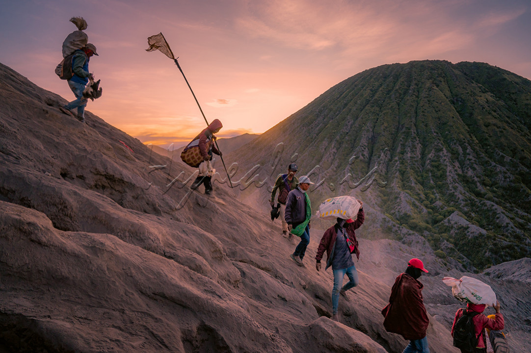 Saat ritual adat Yadnya Kasada Gunung Bromo, Semua masyarakat setempat maupun wisatawan larut dalam lelabuh aneka persembahan atau sesaji, mulai dari makanan, hasil pertanian, hingga ternak dilarung ke kawah, ada yang melempar dan ada yang menunggu sambil berebutan aneka persembahan tersebut dan sampai surya tenggelam mereka pada balik dengan membawa hasil yang melimpah