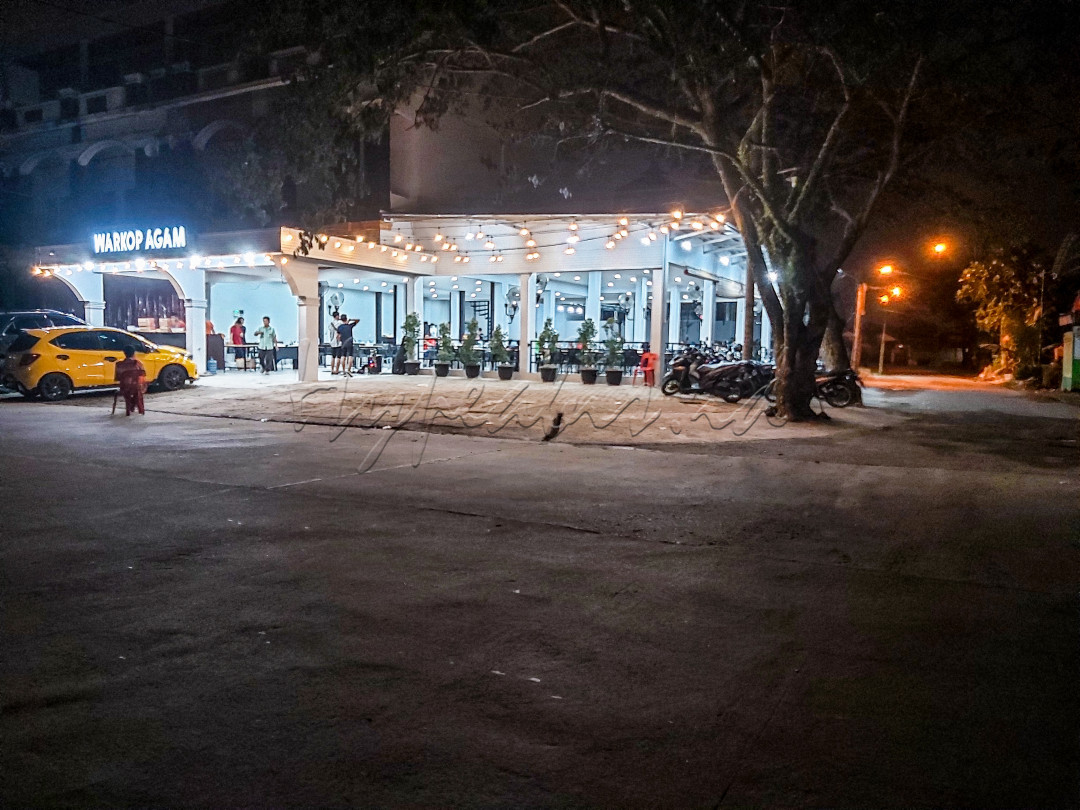 WARUNG KOPI.&nbsp;<br />
&nbsp; Menjamurnya warung kopi di kota Medan dengan varian rasa yang kekinian (zaman now) serta fasilitas wifi gratis dan menampilkan live musik. Di jadikan tempat "nongkrong " semua golongan usia.