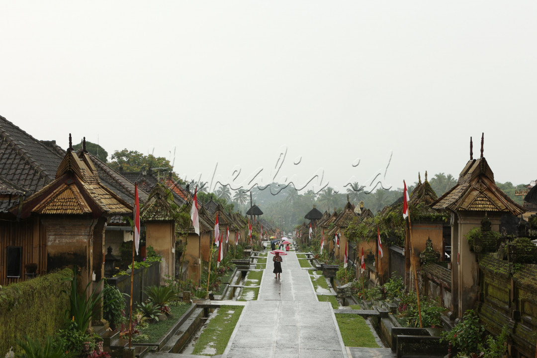 Tahukah Sobat Pesona, ada tiga desa yang dinobatkan sebagai desa terbersih di dunia? Nah, Desa Penglipuran Bali adalah satu di antaranya. Berkat kebersihan dan kerapiannya, desa wisata yang terletak di Bangli ini juga berhasil menyabet beberapa penghargaan diantaranya Kalpataru, ISTA (Indonesia Sustainable Tourism Award) pada tahun 2017, dan yang terbaru, destinasi ini masuk dalam Sustainable Destinations Top 100 versi Green Destinations Foundation.&nbsp;
