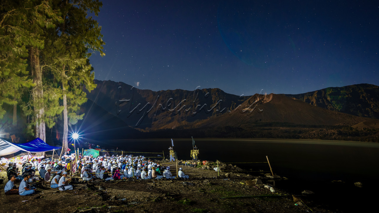 Mulang Pakelem adalah Even Agama Hindu yang diadakan setiap satu tahun sekali di akhir tahun. Sebanyak 500 lebih umat hindu pergi mendaki gunung Rinjani membawa sesaji dan hewan persembahan berupa Kepala Kerbau. Indonesia begitu indah dengan budaya yang beragam.