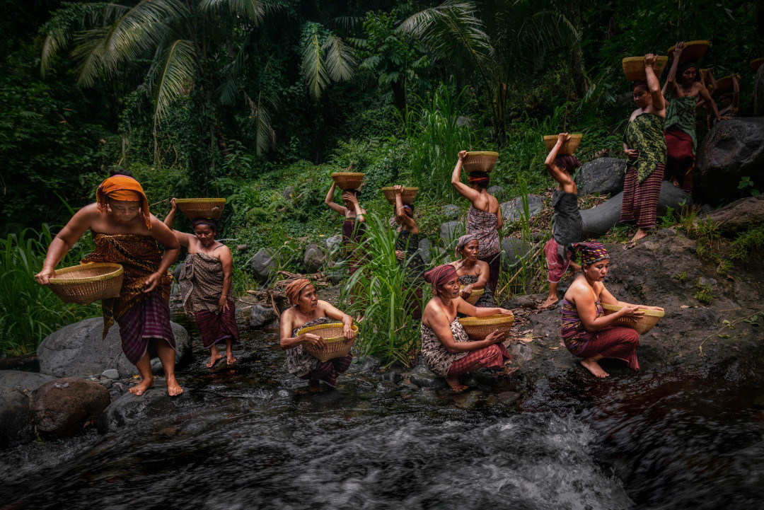 Cuci Beras adalah Upacara yang dilakukan oleh wanita suku adat bayan Kaki Gunung Rinjani Lombok. Upacara ini dilakukan saat perayaan bulan kelahiran Nabi Muhammad saw dan bertempat di aliran sungai Senaru Kaki Gunung Rinjani. Budaya di suku ini merupakan perpaduan erat antara Islam dan Hindu dan dimana Prosesi Cuci Beras ini sudah dilakukan secara turun temurun oleh nenek moyang mereka.&nbsp;