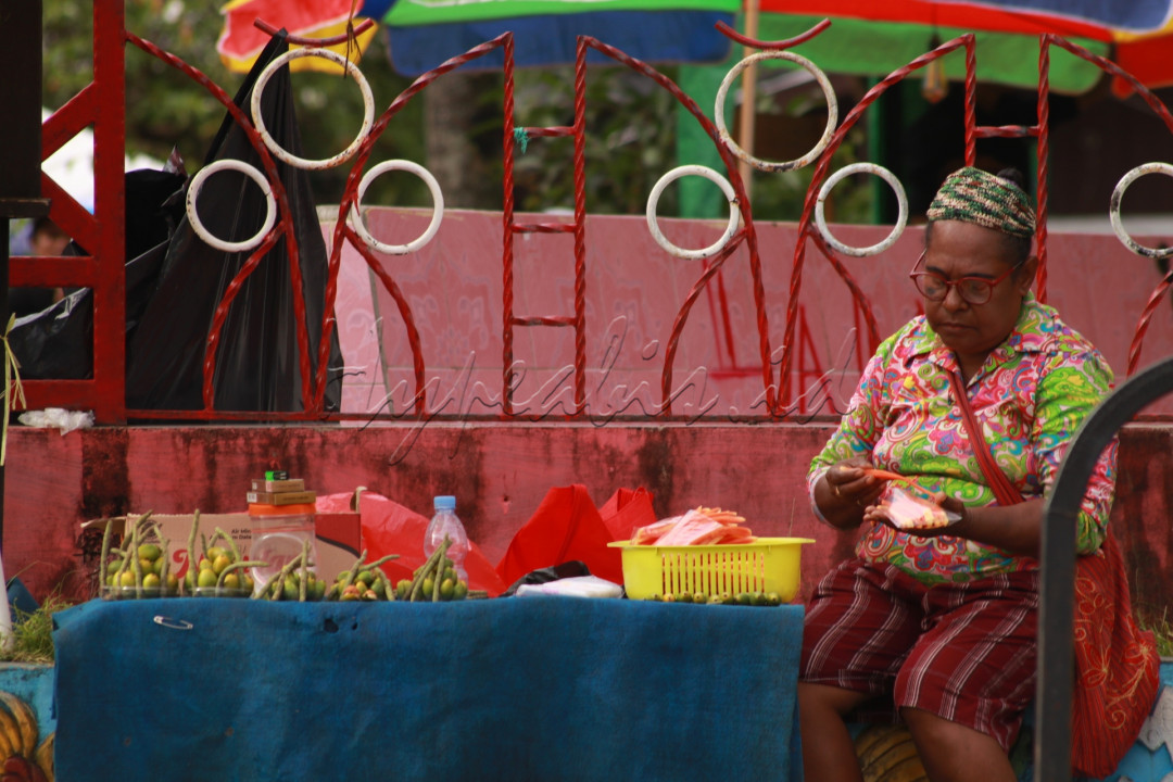 Demi sesuap nasi dengan harapan yang tinggi ibu rela berjualan apa saja. Pinang merupakan buah khas orang asli papua. Dan pinang juga paling sering kita temui di setiap pameran kuliner.&nbsp;<br />
&nbsp;