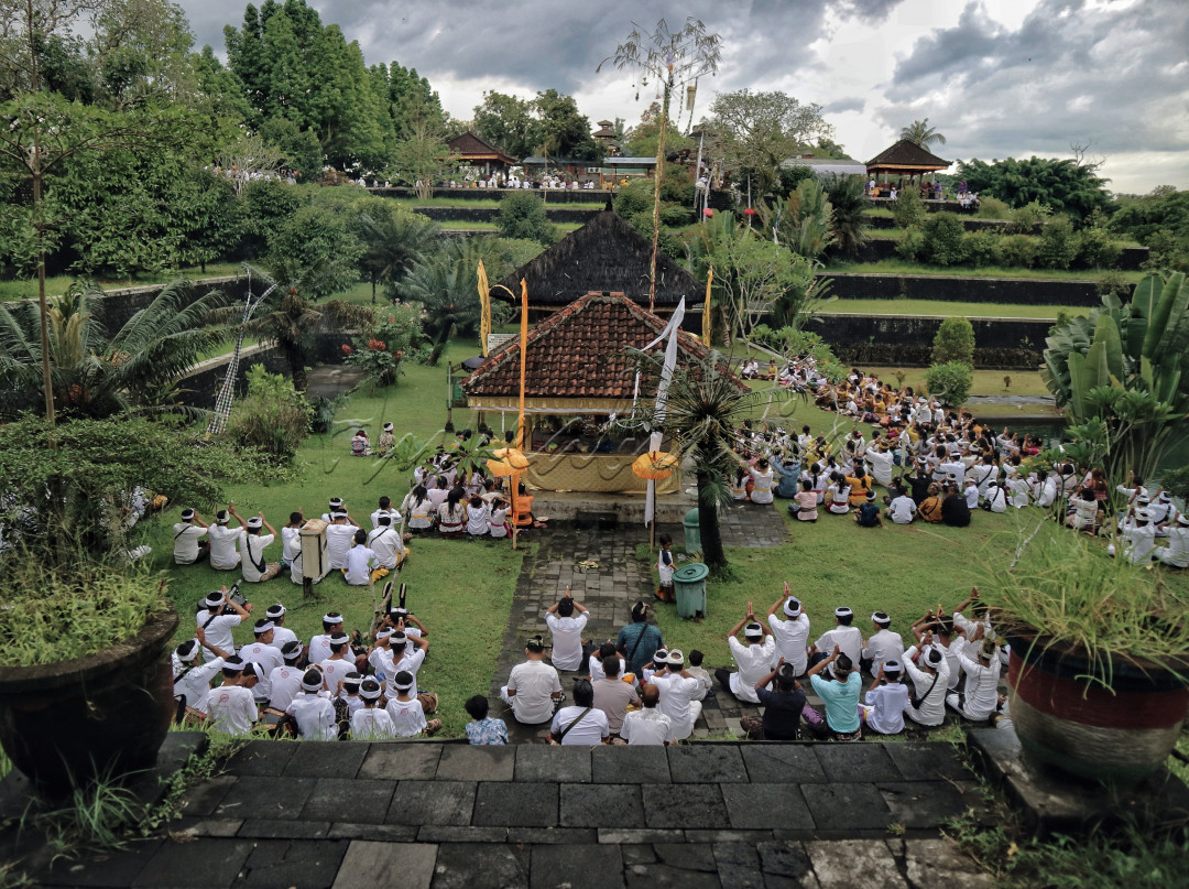 Tradisi puja wali adalah sebagai bentuk memuja keagungan Tuhan untuk mewujudkan kebenaran,kesucian serta keharmonisan antar sesama dan Nusantara.&nbsp;<br />
<br />
Tradisi ini sempat di tindakan karna pandemi beberapa tahun lalu namun kali ini tradisi puja wali di gelar kembali di wisata taman Narmada yang merupakan salah satu wisata sejarah peninggalan Kerajaan karang asem yang di bangun oleh Raja Anak Agung Gde Ngurah(karang asem)&nbsp;<br />
<br />
Dalam proses tradisi ini beberapa sesepuh di tugaskan untuk mengambil air suci(tirta)di danau segeranak gunung rinjani setelah itu di bawa ke pura taman narmada untuk di agungkan dan sebelum proses air tirta di agungkan terlebih dahulu air tirta di bawa mampir ke bale petirtaan untuk di sembahkan dalam doa bersama seperti pada foto tsb
