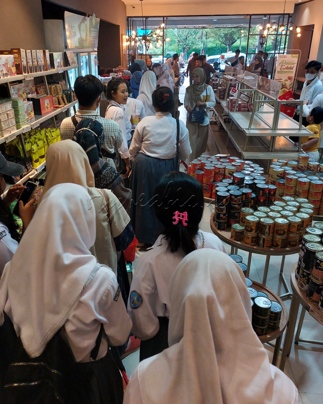Sejak Indonesia lepas dari pandemi, sekolah mulai belajar tatap muka lagi.&nbsp; Sekolah pun kembali mengadakan studi lapangan.&nbsp; Salah satu tujuan kegemaran tentu saja Yogyakarta.&nbsp; Pelajar yang ikut tidak pernah sedikit dan pastinya berpengaruh sangat besar pada sektor pariwisata dan ekonomi.&nbsp; Terutama tempat-tempat penjualan bakpia, yang merupakan makanan khas Yogyakarta, diburu para pelajar ini.&nbsp; Terlihat antrian pembeli yang akan melakukan transaksi.&nbsp; Rata-rata uang yang dikeluarkan pelajar-pelajar ini dari 150ribu rupiah hingga 750ribu rupiah.&nbsp;