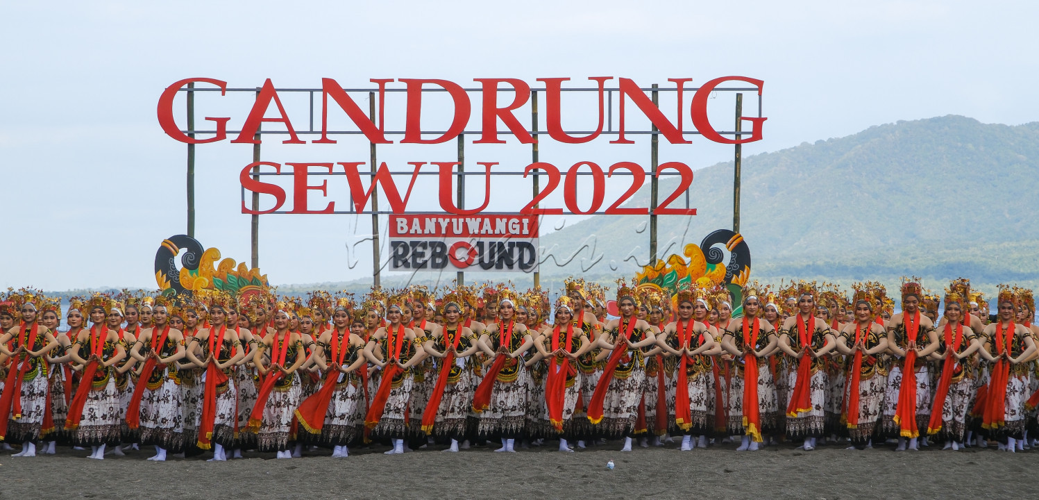 Sebuah seni pertunjukan kolosal yang diikuti lebih dari 1000 penari Gandrung di pantai Marina Boom Banyuwangi 2022
