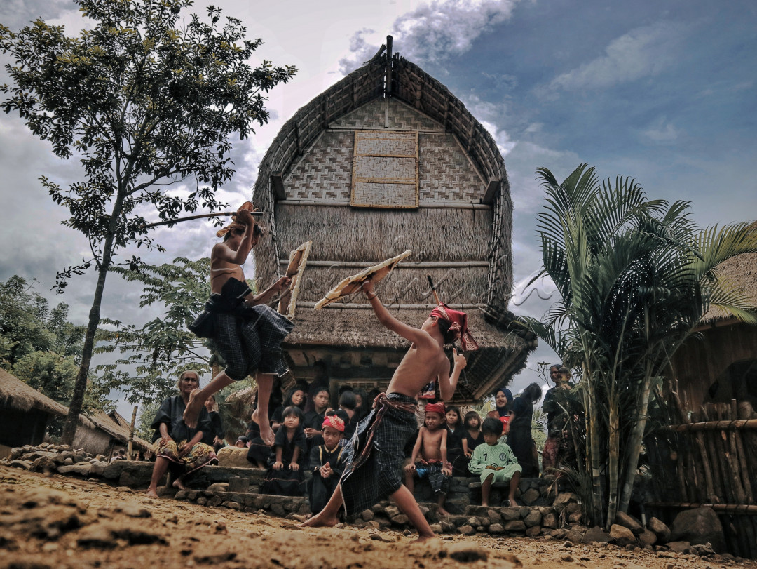 Presean merupakan seni tarian perang pada zaman dahulu di pulau Lombok yang sudah di wariskan secara turun-temurun dari zaman nenek moyang dan patut untuk di lestarikan untuk anak cucu kita pada generasi selanjutnya di era modernisasi.&nbsp;<br />
dengan bersenjatakan tongkat rotan(penjalin) dan berprisai kulit kerbau(ende) tradisi ini di lakukan oleh masyarakat suku sasak Lombok dan tentunya tradisi ini juga di pertunjukan agar menjadi daya tarik wisatawan terhibur dengan atraksi presean yang di mainkan oleh adik-adik yang berlokasi di desa tradisional wisata ende atau desa ende Lombok Tengah(ntb)&nbsp;<br />
&nbsp;