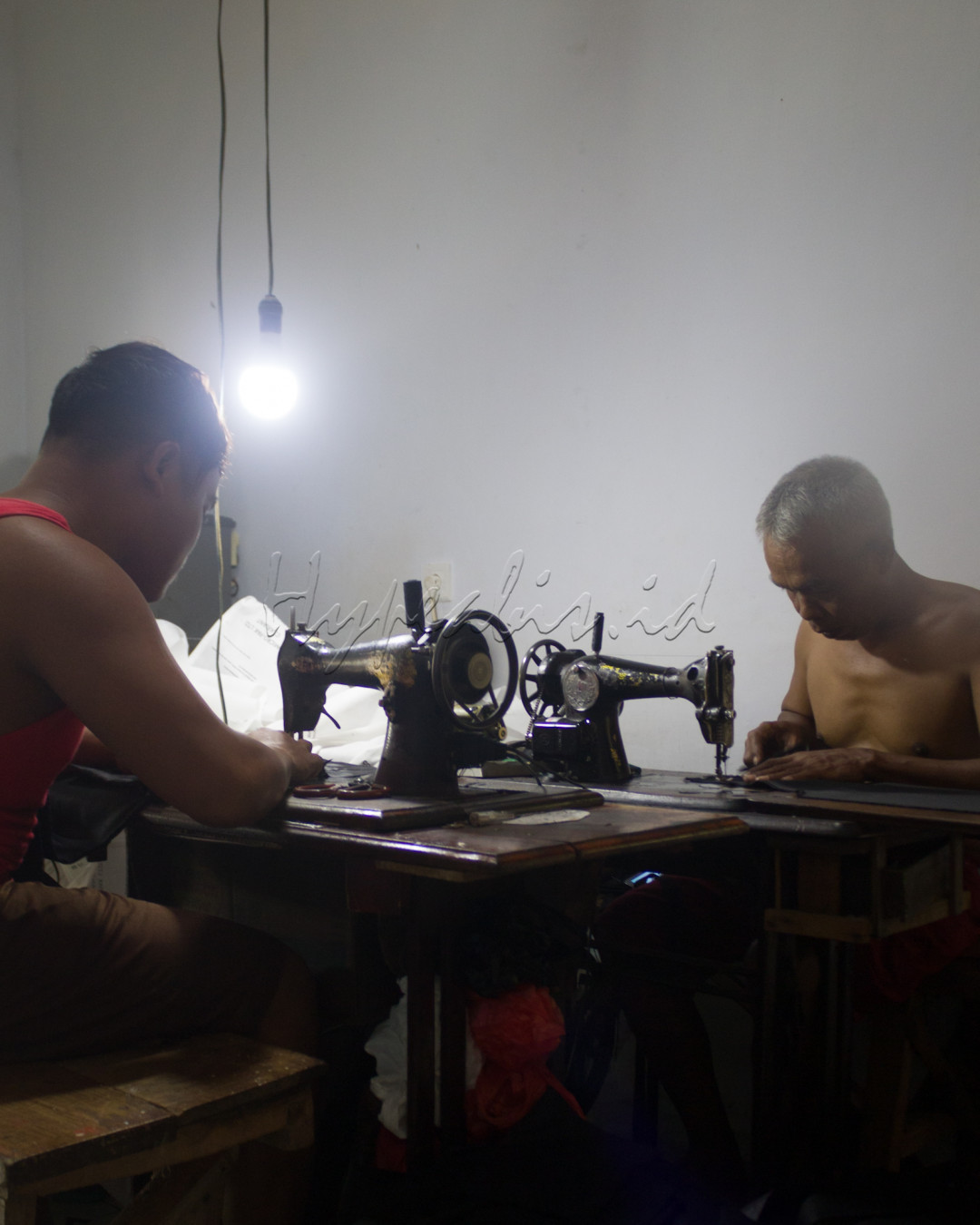 Dahulu pekerjaan yang membutuhkan keterampilan ini identik dengan wanita, kesabaran, ketelitian, Kini hanya adalah sebuah wacana.<br />
Demi kebutuhan keluarga tercukupi, semua harus disiasati untuk tidak pandang bulu dalam bekerja. Apapun itu pekerjaannya kita hanya menjalani dan mensyukuri hasilnya.<br />
Pepatah jawa mengatakan " rasah pilih pilih penggawenan, titik okeh di syukuri. Seng penting ajeg "
