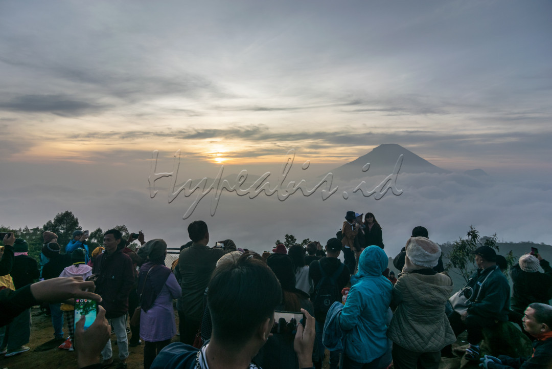 Antusias pengunjung menyaksikan matahari terbit di bukit Sikunir meski diselimuti kabut.