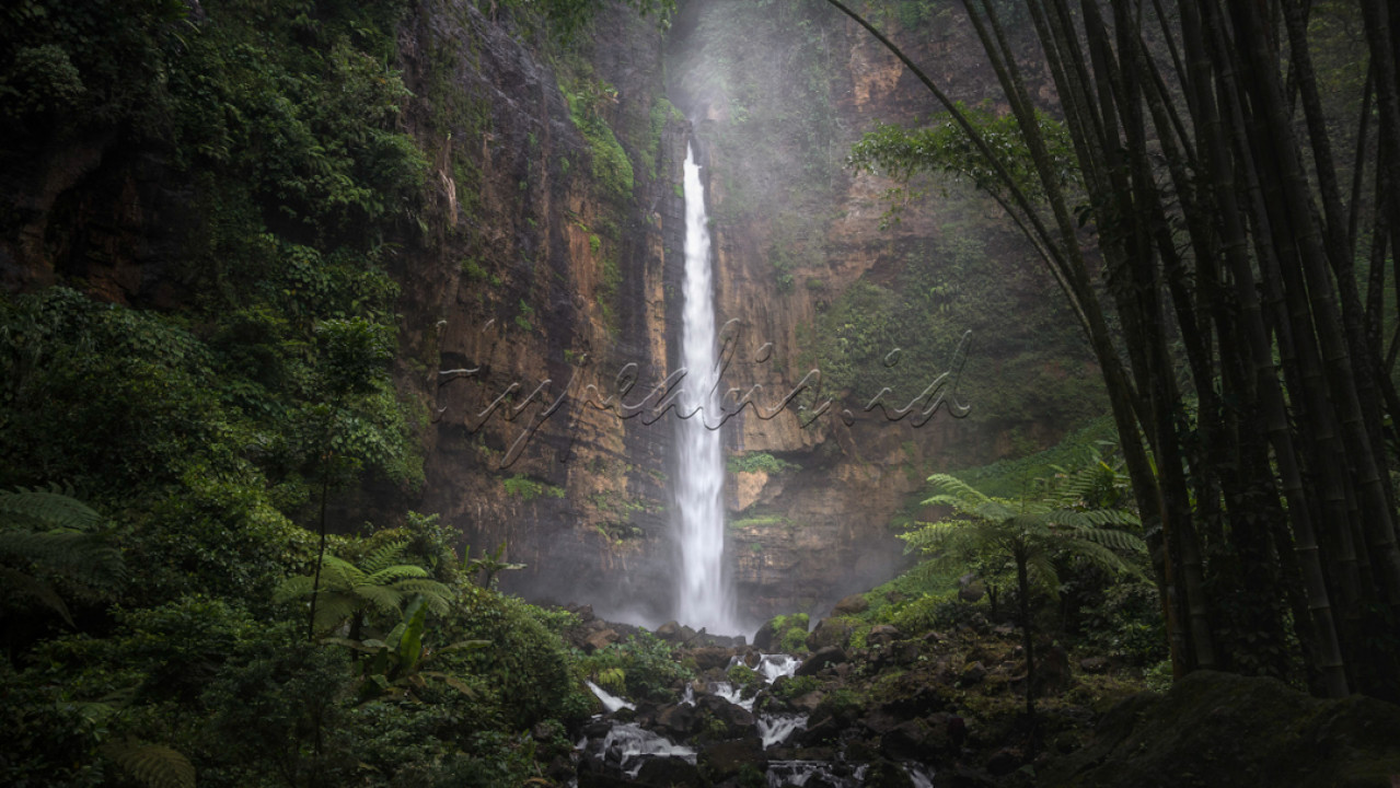 Air terjun kapas biru merupakan salah satu destinasi wisata air terjun di kabupaten lumajang jawa timur dengan pemandangan dan kesegaran air terjun yang menakjubkan untuk dinikmati&nbsp;