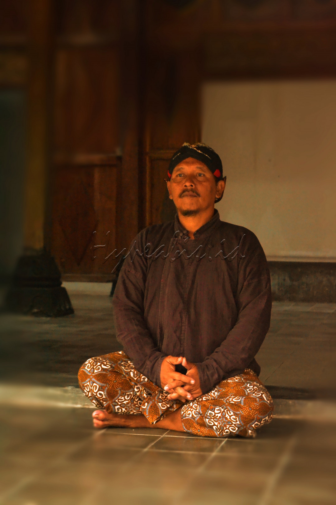 Abdi dalem&nbsp;<br />
(Hanacaraka:???????????) merupakan orang yang mengabdikan dirinya kepada&nbsp;keraton&nbsp;dan&nbsp;raja&nbsp;dengan segala aturan yang ada. Abdi dalem berasal dari kata&nbsp;abdi&nbsp;yang merupakan kata dasar dari "mengabdi" dan&nbsp;dalem&nbsp;atau&nbsp;ndalem&nbsp;yang bisa diartikan sebagai kata ganti untuk penyebutan "susuhunan/sultan (raja)".<br />
<br />
????Eed pake d<br />
<br />
#LombaFotoNusantaraSakti<br />
#BisnisIndonesiaFoto<br />
#Hypeabisid