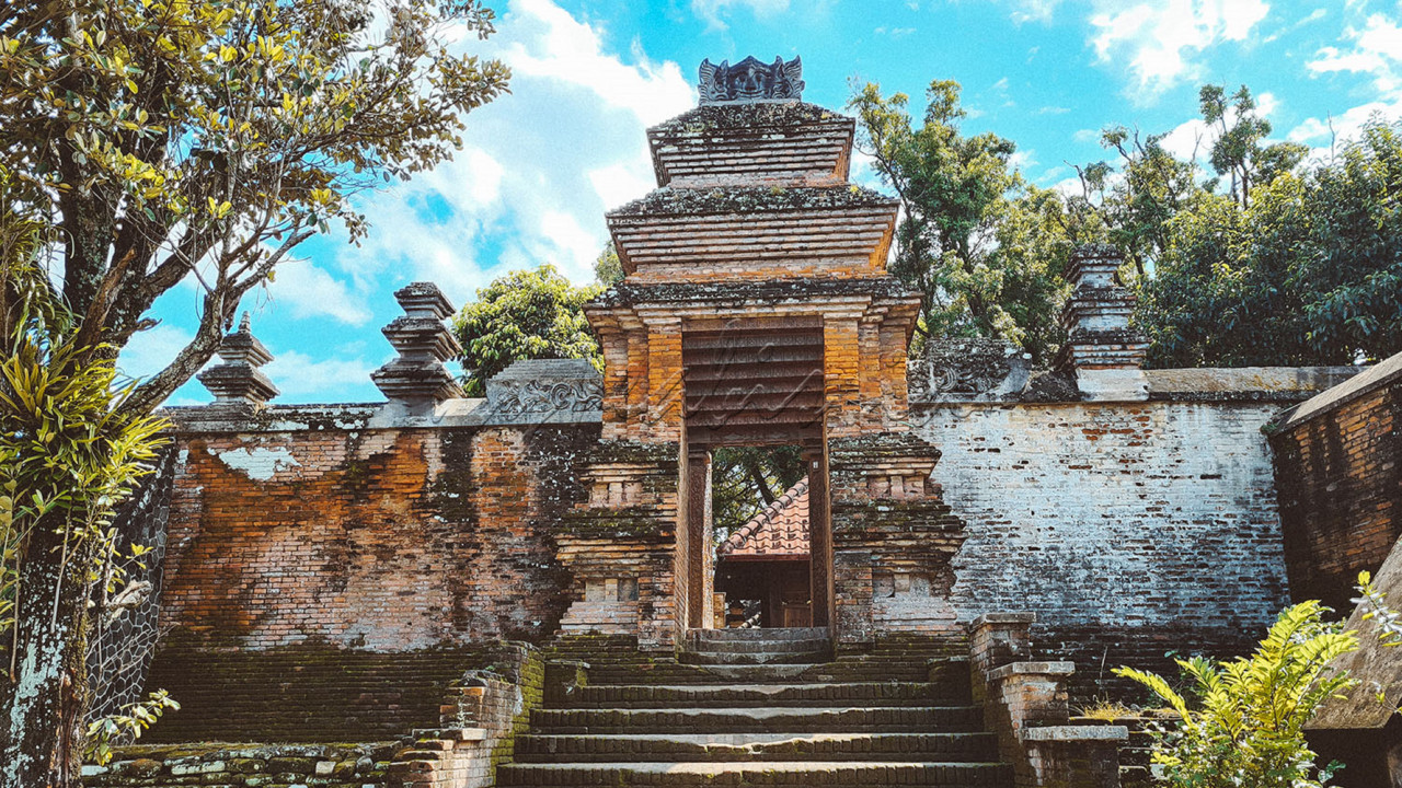 Masjid Gedhe Mataram (bahasa Jawa: ??????????????????, translit. Masjid Gedh&eacute; Mataram) adalah masjid tertua di Yogyakarta. Berlokasi di selatan kawasan Pasar Kotagede sekarang, tepatnya di kelurahan Jagalan, kecamatan Banguntapan, Bantul.&nbsp;<br />
<br />
Gapura depan masjid berbeda dengan masjid pada umumnya. Karena gapura tersebut menyerupai tempat peribadatan umat Hindu atau Buddha. Bentuk gapura tersebut ada yang menyebutnya sebagai rana/kelir, di mana jika ada orang yang hendak memasuki halaman masjid harus belok ke kanan. Halaman masjid masih cukup luas. Di teras depan masjid terdapat kolam ikan kecil. Jika sudah masuk ruang utama masjid, akan terasa betul bagaimana kunonya dan nilai sejarah masjid ini. Bangunan menyerupai joglo dan tiang penyangga dari kayu jati adalah salah satunya. Kemudian mimbar imam juga terkesan klasik. Terdapat pula sebuah kotak amal yang berbentuk lucu seperti maket atau replika masjid. Di sebelah kiri bangunan masjid, terdapat jalan masuk menuju ke makam. Pintu jalan masuk juga berupa rana/kelir. Dengan tembok-tembok yang juga mempunyai desain arsitektur zaman dulu. Masjid Kotagede ini dibangun pada zaman Kerajaan Mataram pada tahun 1586 oleh Panembahan Senapati bersama-sama dengan masyarakat setempat yang umumnya Hindu dan Buddha.&nbsp;<br />
<br />
????Eed pake d<br />
<br />
#LombaFotoNusantaraSakti<br />
#BisnisIndonesiaFoto<br />
#hypeabisid